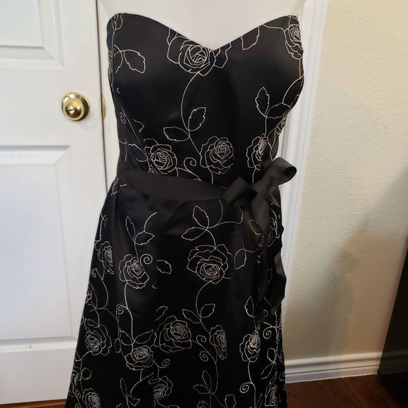 NWT White House Black Market Dress (Size: 2)